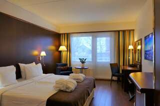 Отель Hotel Kalliohovi Раума Улучшенный номер с кроватью размера «king-size»-2